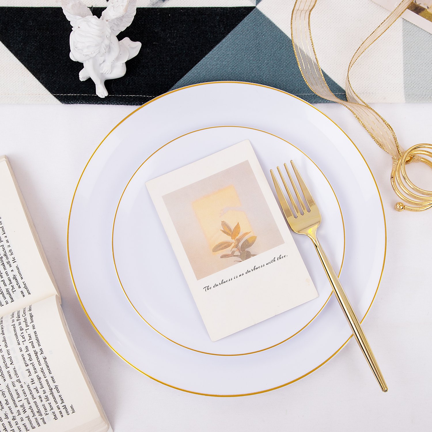 White plastic plates and cutlery set — product view 4