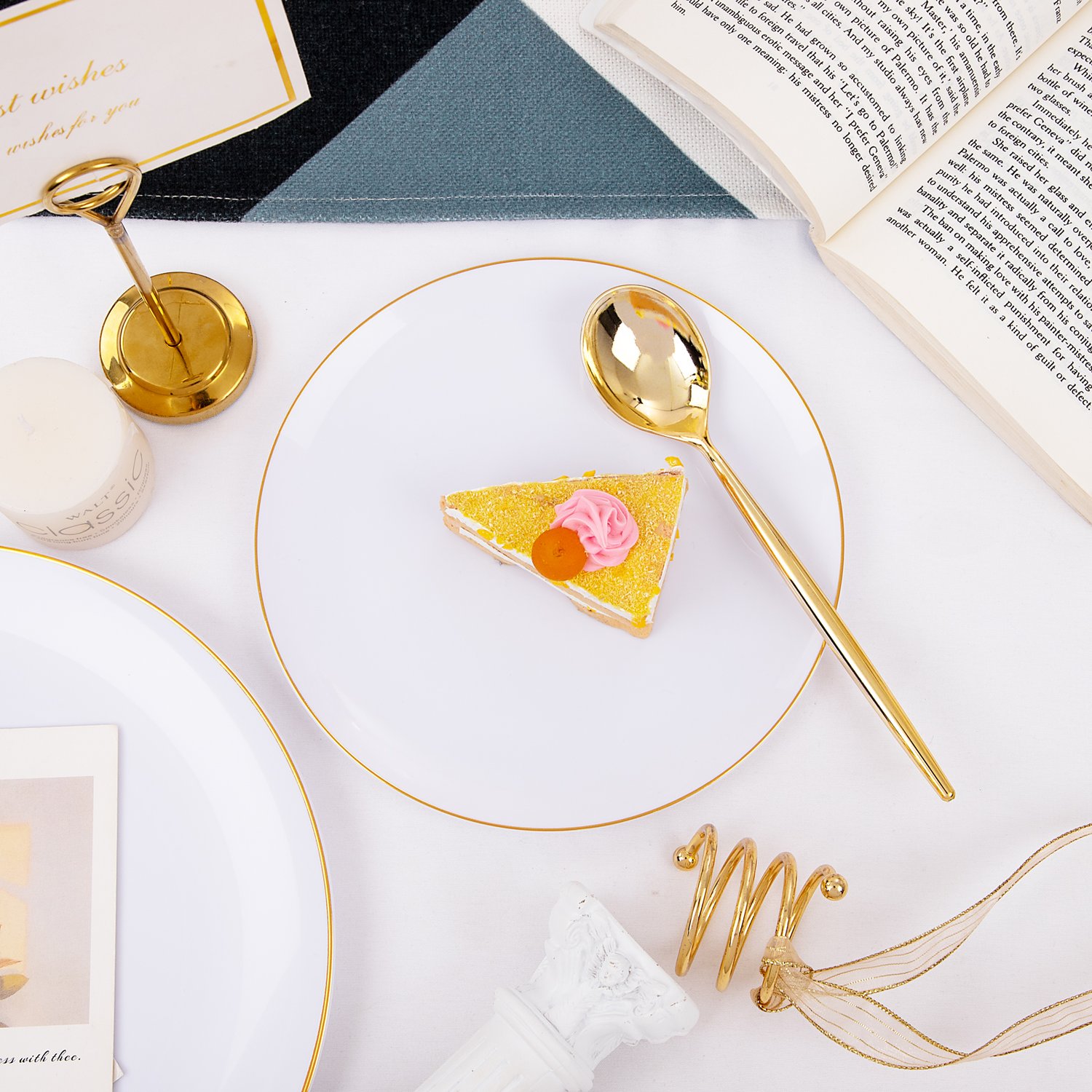 White plastic plates and cutlery set — product view 5