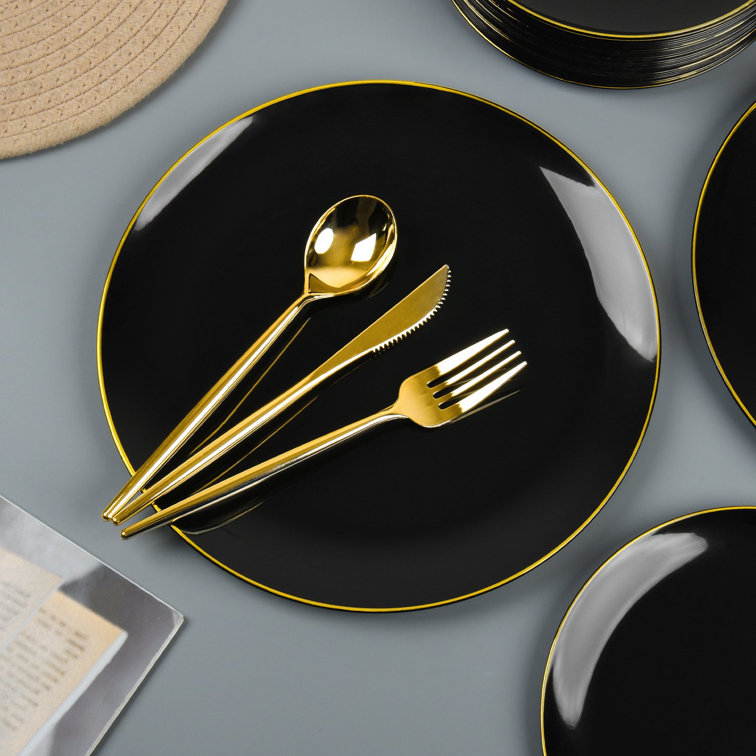 Black plastic plates and cutlery set — product view 3