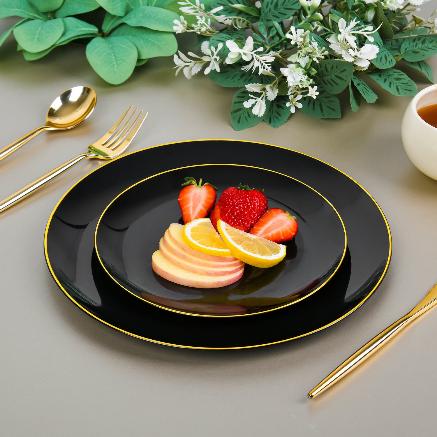 Black plastic plates and cutlery set — product view 5