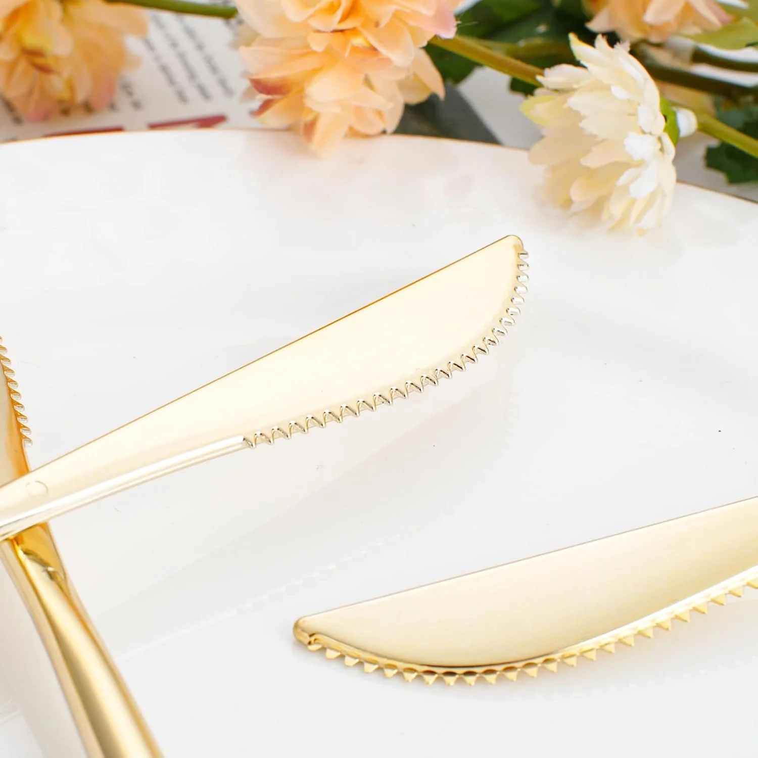 Gold Plastic Knives (90 Pieces)