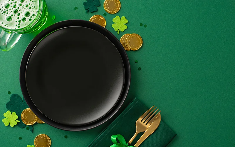 Solid Green or White Plates Layered with Gold Chargers — illustration 2