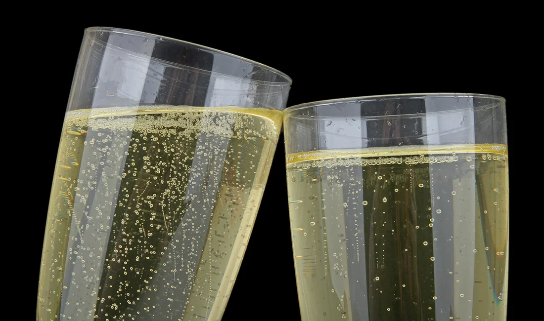 Champagne vs Wine Plastic Cups: Bubble Behavior & Taste Insights — featured image