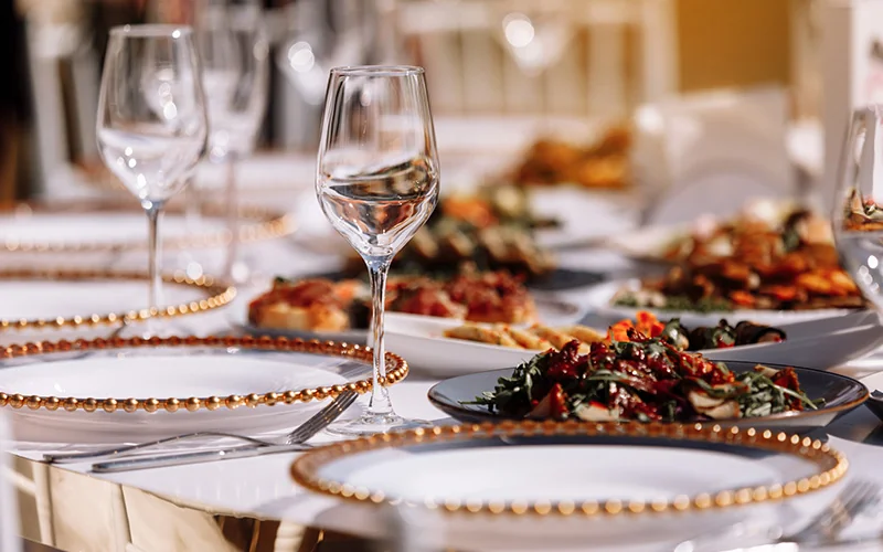 What are the Types of Disposable Tableware for Weddings? — illustration 1