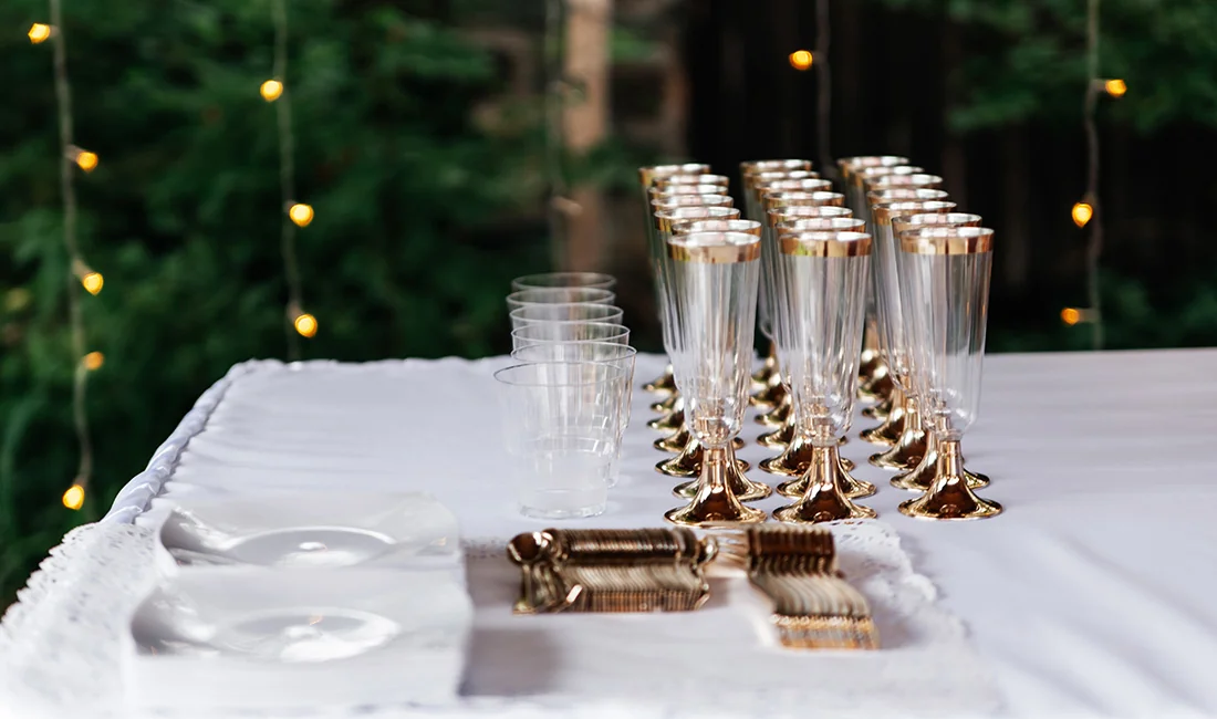 Best Disposable Plastic Glasses for Weddings: Elegant Options That Feel Premium — featured image