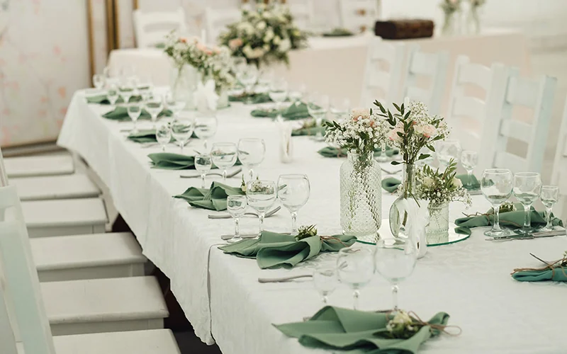 Where Should Serving Plates and Extra Cups Be Staged for Each Format? — illustration 2