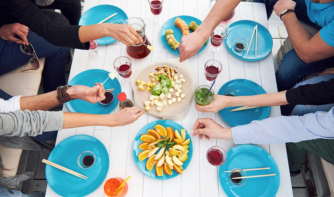 Best Disposable Tableware for Windy Outdoor Parties: What Stays Put and What Doesn't — featured image