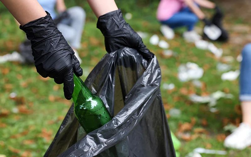 Are Glass Bottles and Aluminum Cans the Easiest Party Items to Recycle? — illustration 1