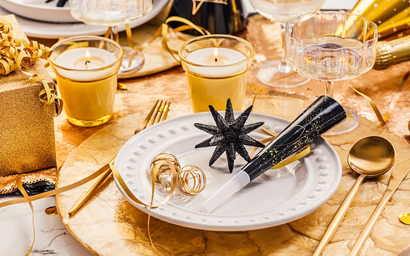 Personalized Place Settings and Festive Place Cards — illustration 2