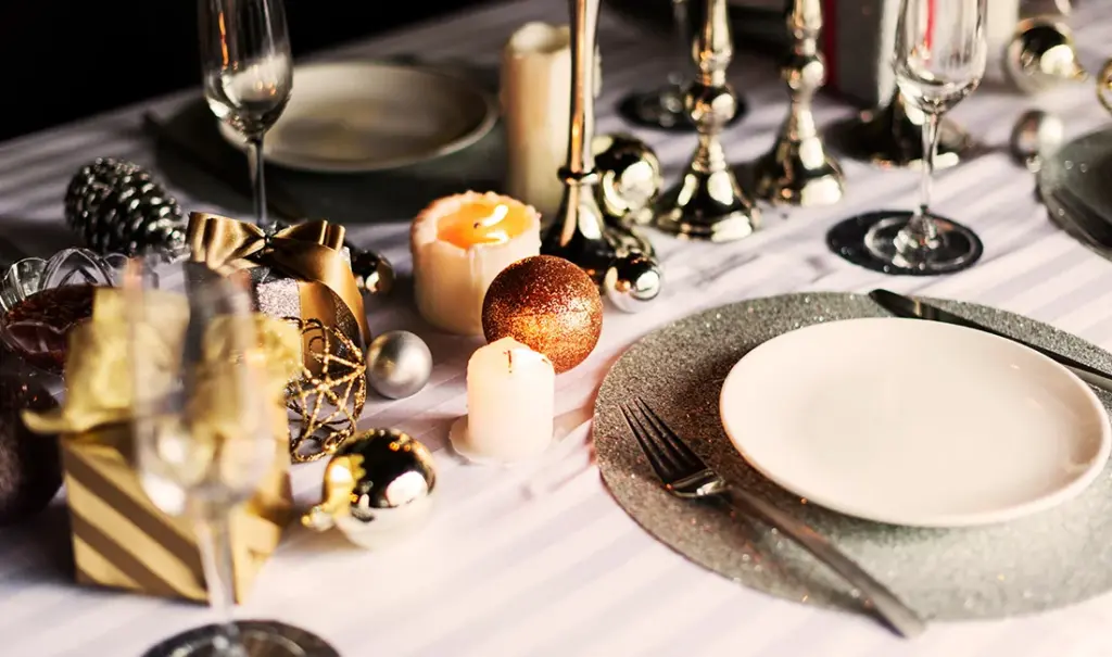 New Year’s Eve Table Setup Ideas: Glam Disposable Tableware & Stylish Touches — featured image