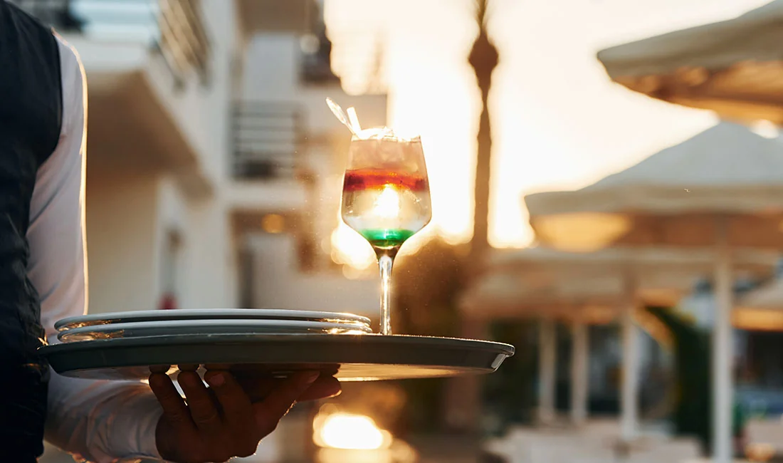 How Many Serving Trays Do You Need? Menu, Guests, and Portions Calculator — featured image