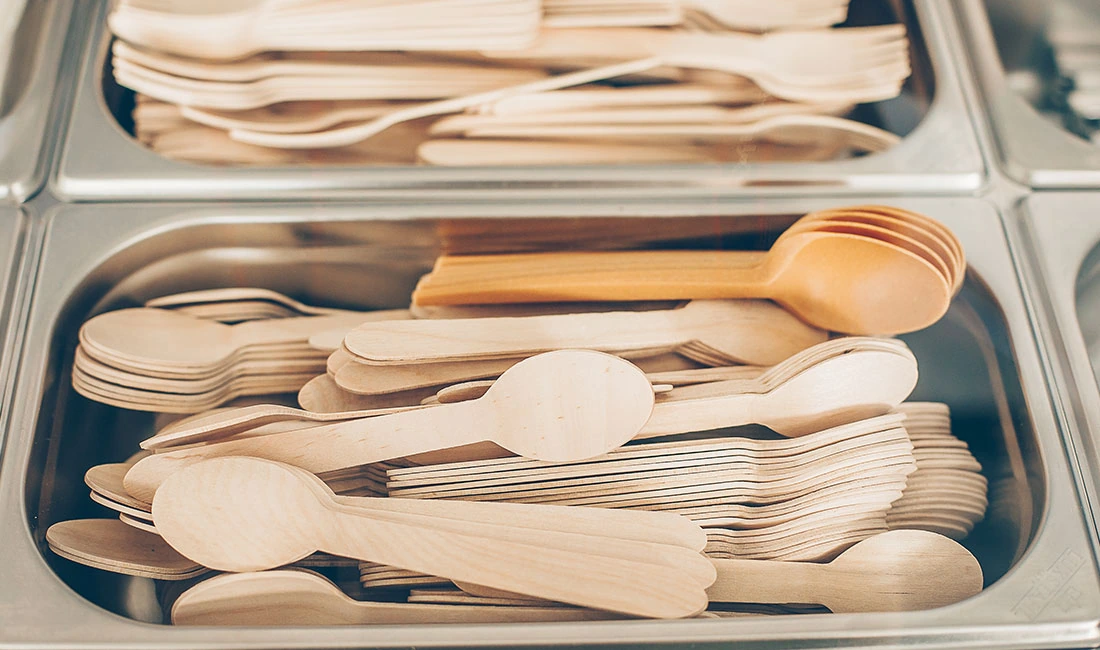 Disposable Serving Utensils Guide: Tongs, Ladles, and Spoons for Buffets — featured image