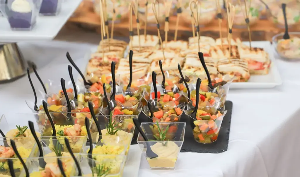 Best Disposable Plates for Finger Foods: Appetizer Sizes & Serving Styles Guide — featured image