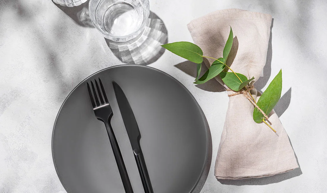 Modern Black-and-White Table Setup: Clean Contrast Styling Guide — featured image